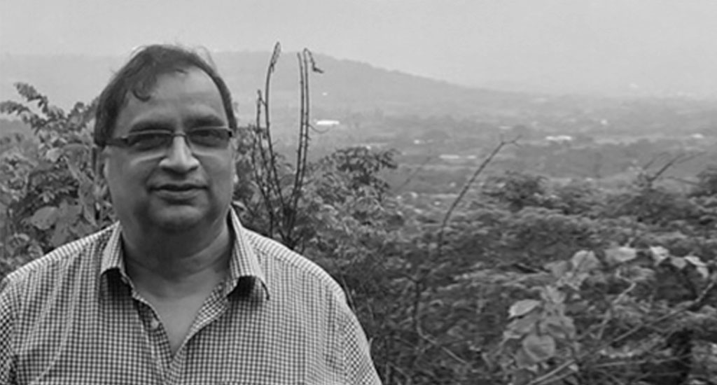 संजीव फणसळकर “विकास अण्वेष फाउंडेशन”, पुणे के निदेशक हैं। वह पहले ग्रामीण प्रबंधन संस्थान, आणंद (IRMA) में प्रोफेसर थे। फणसलकर भारतीय प्रबंधन संस्थान (IIM) अहमदाबाद से एक फेलो हैं।