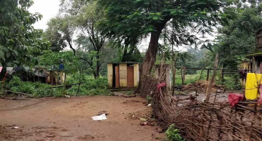 पाइप से जलापूर्ति ग्रामीण महिलाओं को एकांत में स्नान करने में सहायक है